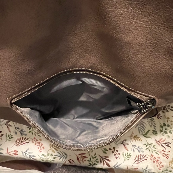 Chic Brown Leather Shoulder Bag - Picture 4 of 10